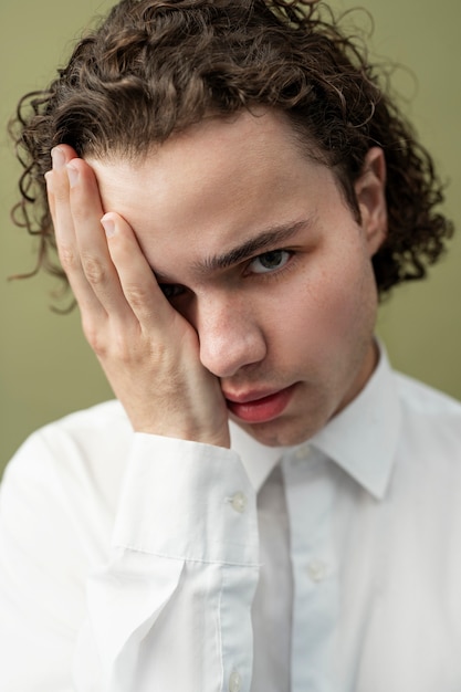 Kostenloses Foto porträt eines sensiblen mannes