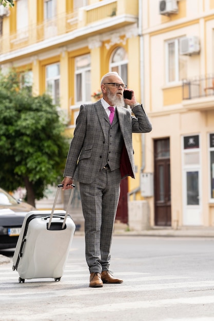 Porträt eines stilvollen älteren Mannes, der am Telefon spricht