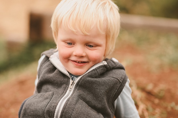 Kostenloses Foto porträt eines süßen australischen jungen mit blonden haaren