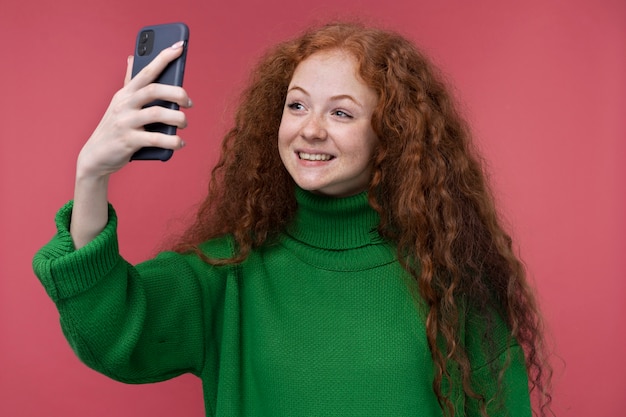 Kostenloses Foto porträt eines teenager-mädchens, das ein selfie macht