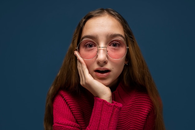 Porträt eines teenager-mädchens mit sonnenbrille und überraschtem blick