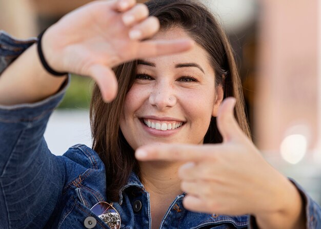 Porträt eines Teenagers, der im Denim aufwirft