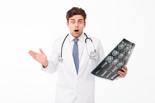 Porträt eines verwirrten frustrierten jungen männlichen Doktors