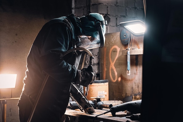 Porträt eines vielbeschäftigten Arbeiters an seinem Arbeitsplatz in der Metallfabrik.