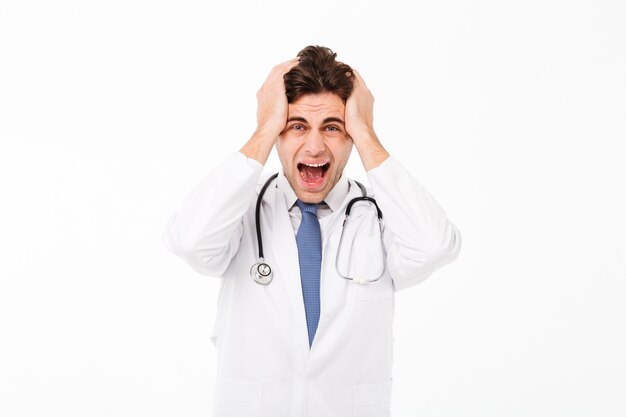 Porträt eines wütenden wütenden männlichen Doktormannes mit Stethoskop