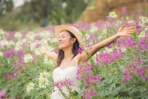 Porträt im Freien einer schönen Frau mittleren Alters Asien. attraktives Mädchen in einem Feld mit Blumen