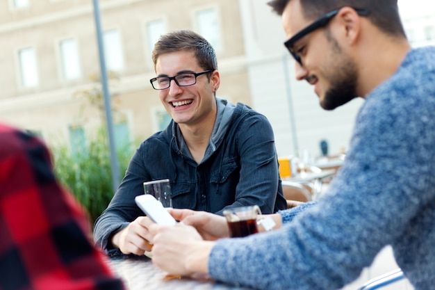 Kostenloses Foto porträt im freien von den jungunternehmern, die an der kaffeebar arbeiten.