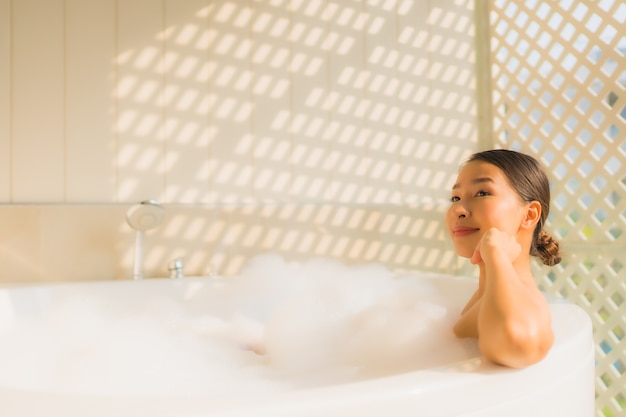 Porträt junge asiatische Frau entspannen ein Bad in der Badewanne nehmen