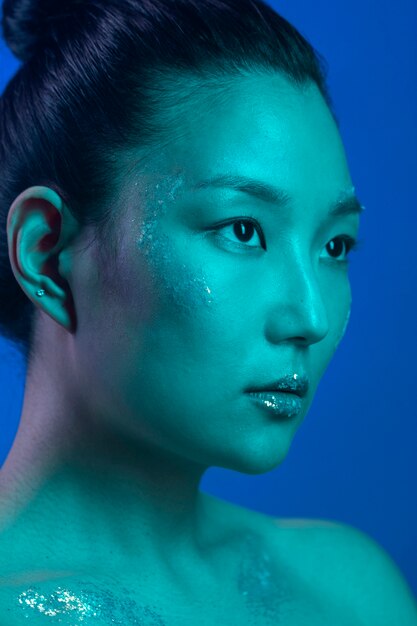 Porträt junge asiatische Frau mit professionellem Make-up