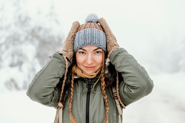 Kostenloses Foto porträt junge frau am wintertag