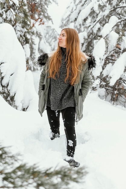 Porträt junge Frau am Wintertag