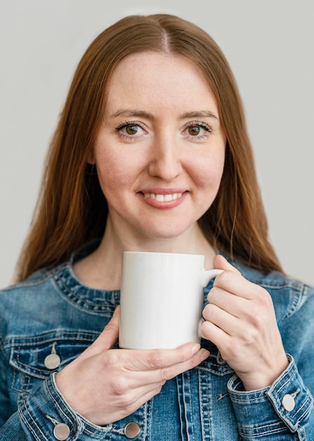 Porträt junge frau, die tasse hält