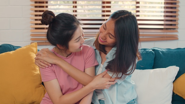 Porträt-junge Frauen-Paare Asiens lesbische lgbtq, die glücklich sich fühlen, zu Hause zu lächeln.
