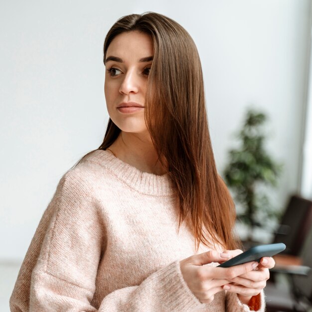 Porträt junge Geschäftsfrau mit Handy