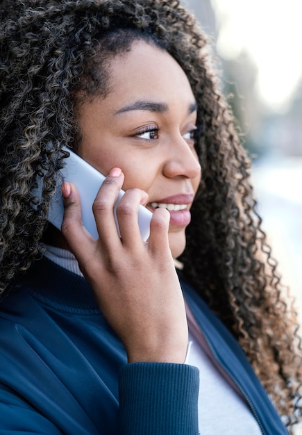 Porträt junge schöne Frau mit Handy