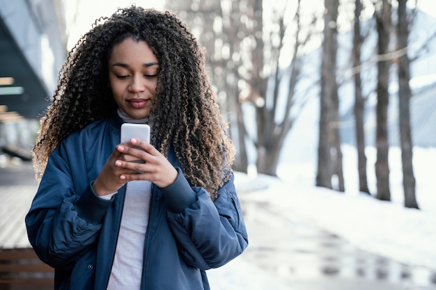 Porträt junge schöne Frau mit Handy