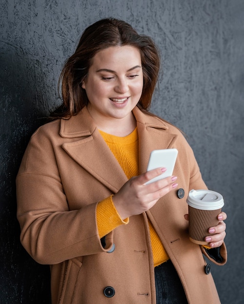 Porträt junge schöne Frau mit Handy