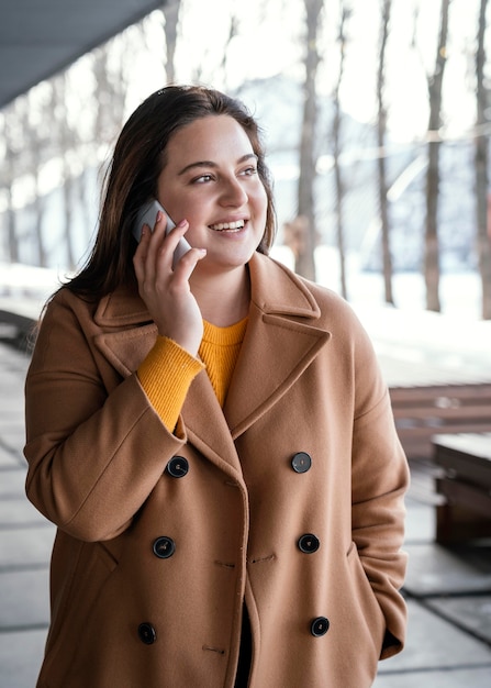 Porträt junge schöne Frau mit Handy