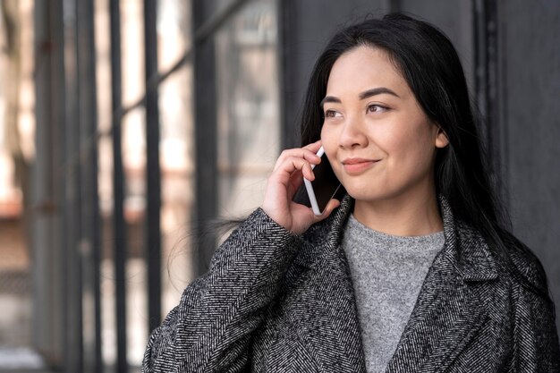 Porträt junge schöne Frau mit Handy