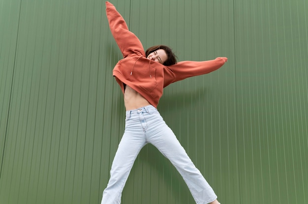 Kostenloses Foto porträt junge schöne weibliche springen