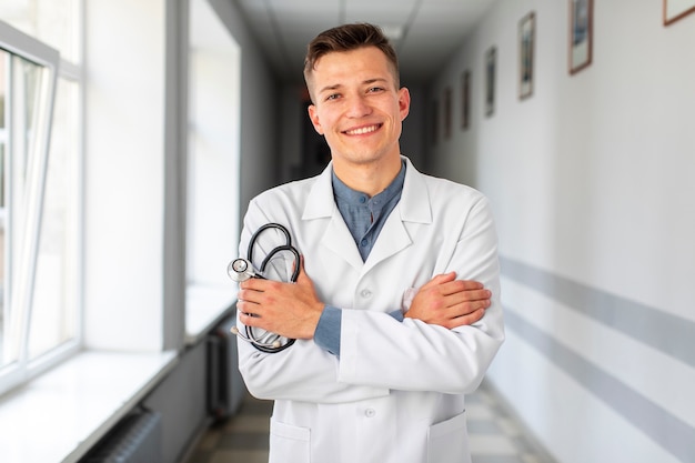 Porträt jungen Doktors Stethoskop halten