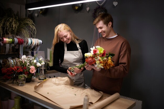 Porträt junger Floristen, die zusammenarbeiten