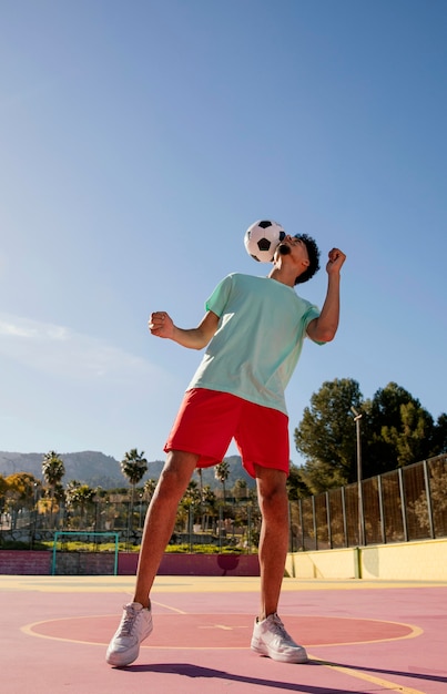 Porträt junger Mann, der Fußball spielt