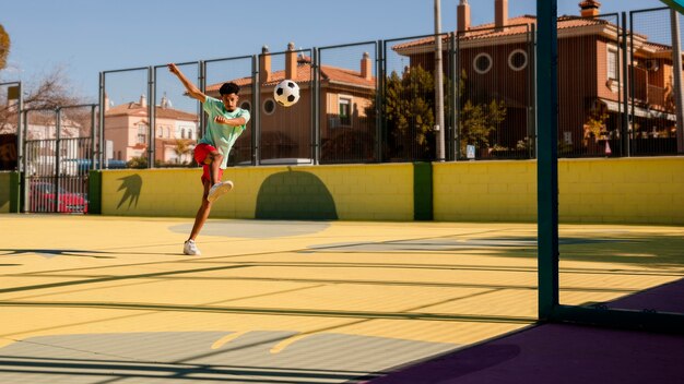 Porträt junger Mann, der Fußball spielt