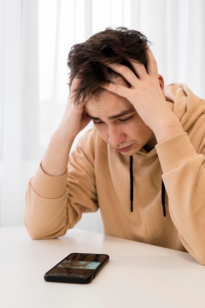 Porträt junger Mann mit Telefon