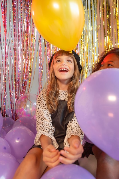 Porträt junges Mädchen auf der Party mit Luftballons