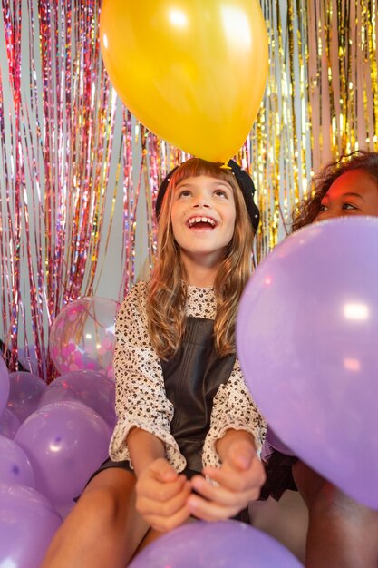 Porträt junges Mädchen auf der Party mit Luftballons