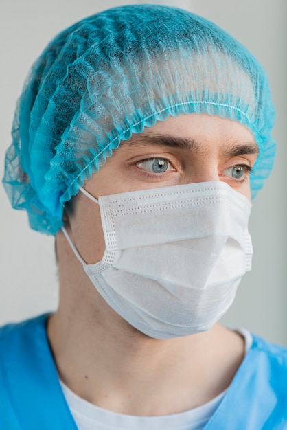 Kostenloses Foto porträt männliche krankenschwester