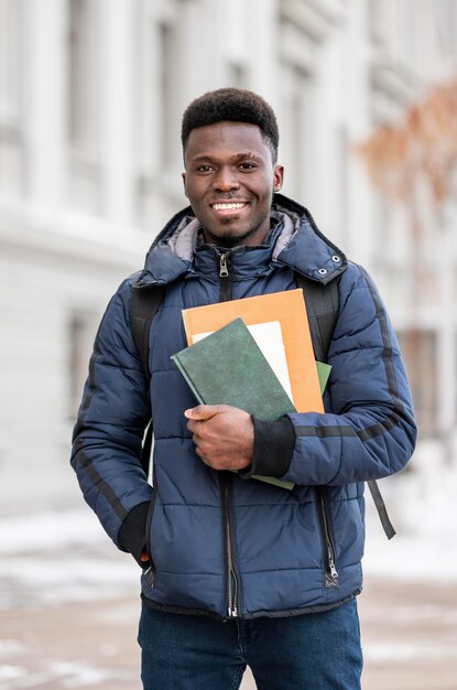 Porträt männlicher Student mit Büchern