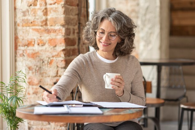 Porträt schöne Frau, die Tasse Kaffee beim Aufwachen genießt