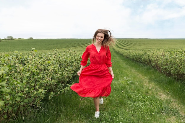 Kostenloses Foto porträt schöne frau im feld