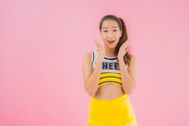 Porträt schöne junge asiatische Frau Cheerleader