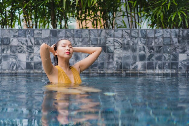 Porträt schöne junge asiatische Frau entspannen Freizeit um Schwimmbad