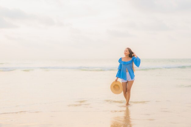 Porträt schöne junge asiatische Frau entspannen Freizeitlächeln um Strand Meer Ozean bei Sonnenuntergang Zeit