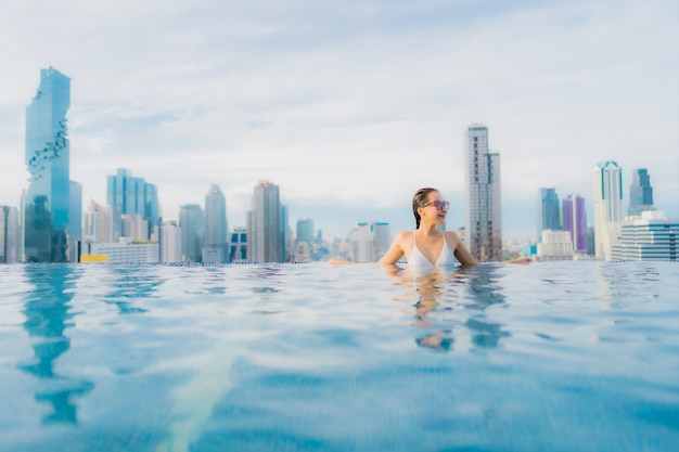 Porträt schöne junge asiatische Frau entspannen glückliches Lächeln Freizeit um Freibad