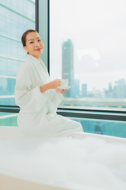 Porträt schöne junge asiatische Frau entspannen Lächeln Freizeit in der Badewanne im Badezimmer Interieur