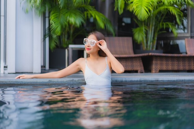 Porträt schöne junge asiatische Frau entspannen Lächeln Freizeit um Freibad