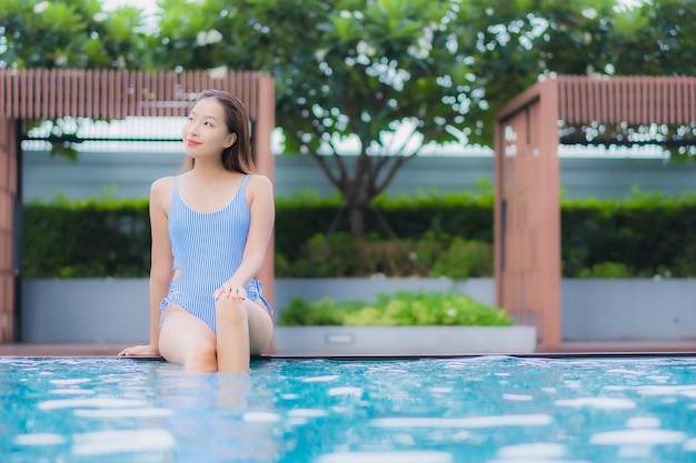 Porträt schöne junge asiatische Frau entspannen Lächeln Freizeit um Freibad