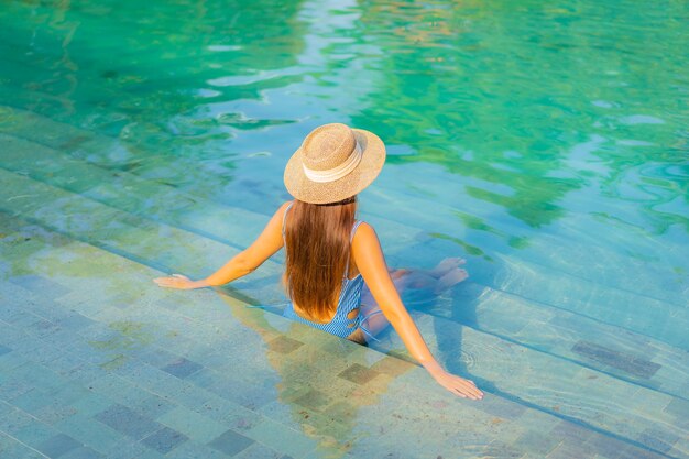 Porträt schöne junge asiatische Frau entspannen Lächeln genießen Freizeit um Pool fast Meer Strand Meerblick im Urlaub