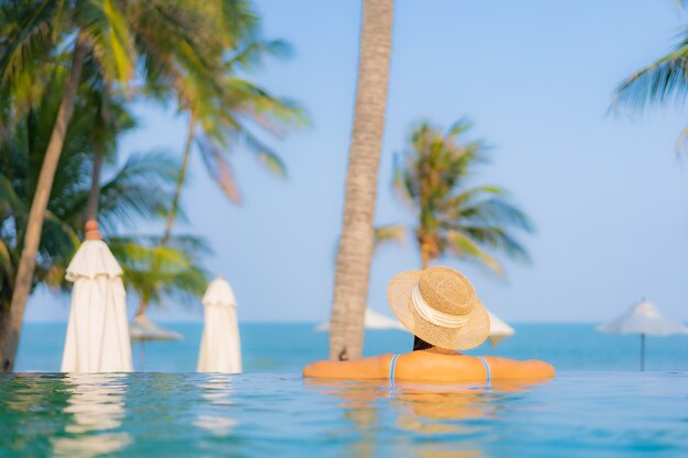 Porträt schöne junge asiatische Frau entspannen Lächeln genießen Freizeit um Pool fast Meer Strand Meerblick im Urlaub