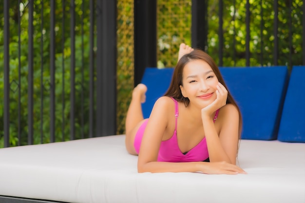 Porträt schöne junge asiatische Frau entspannen Lächeln um Außenpool im Hotel Resort