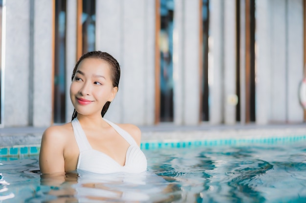 Porträt schöne junge asiatische Frau entspannen Lächeln um Pool im Hotel Resort auf Traval Urlaub