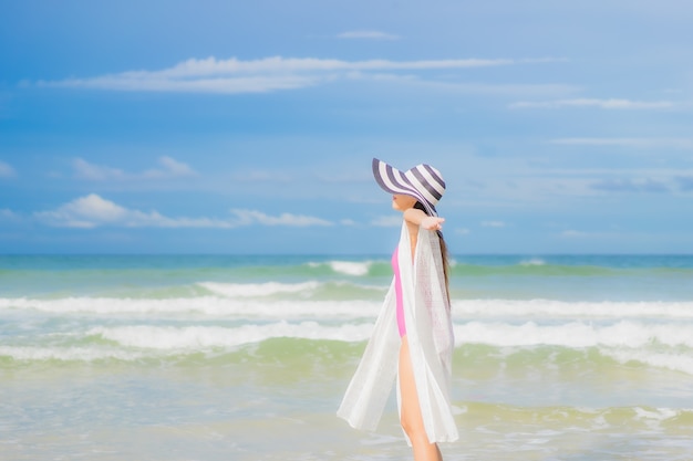 Porträt schöne junge asiatische Frau entspannen Lächeln um Strand Meer Ozean in Urlaub Urlaub Reise Reise