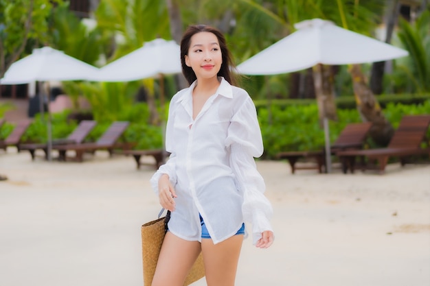 Porträt schöne junge asiatische Frau entspannen Lächeln um Strand Meer Ozean in Urlaub Urlaub Reise Reise