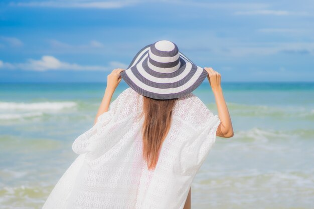 Porträt schöne junge asiatische Frau entspannen Lächeln um Strand Meer Ozean in Urlaub Urlaub Reise Reise