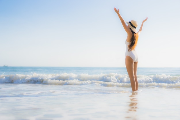 Porträt schöne junge asiatische Frau glückliches Lächeln um Meer Ozean Strand